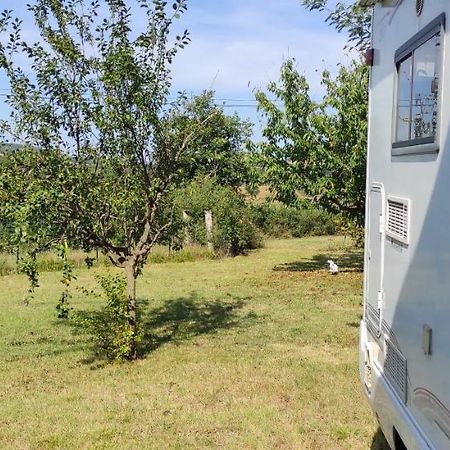 Labessiere-Candeil Charmant Camping-Car A La Campagne المظهر الخارجي الصورة
