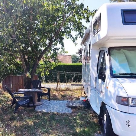 Labessiere-Candeil Charmant Camping-Car A La Campagne المظهر الخارجي الصورة