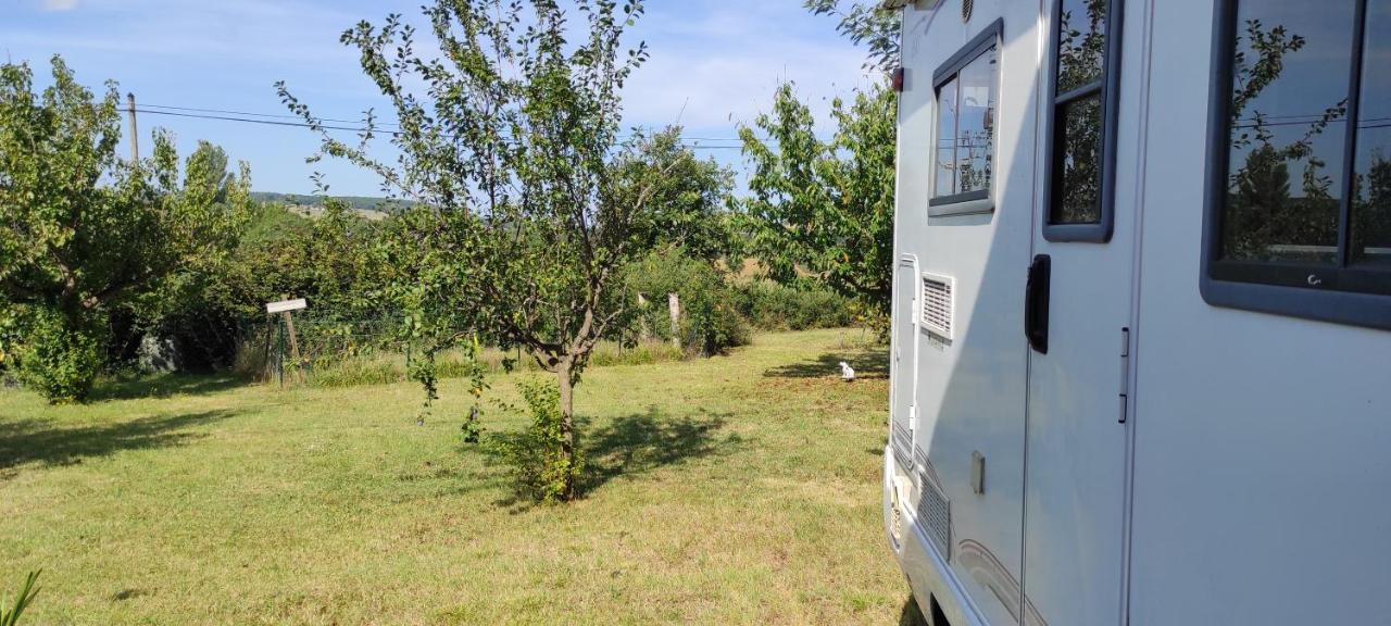 Labessiere-Candeil Charmant Camping-Car A La Campagne المظهر الخارجي الصورة