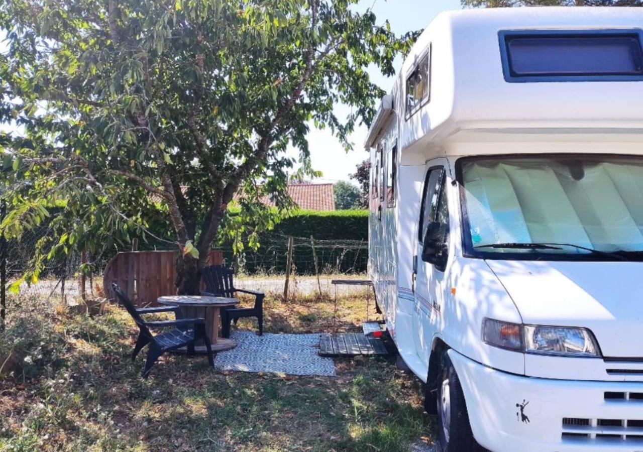 Labessiere-Candeil Charmant Camping-Car A La Campagne المظهر الخارجي الصورة